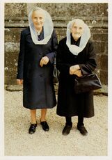 Cartolis Plouvorn (Finistère) - Les deux soeurs Postec portant la coiffe "chi ...