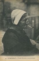 Cartolis Quimperlé (Finistère) - Vieille Bretonne fumant sa pipe