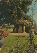 Cartolis Poitiers (Vienne) - La Pierre Levée, dolmen dont la table repose sur  ...