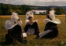 Cartolis Aucune (Finistère) - Jeunes filles en costume de la région de Quimperl ...