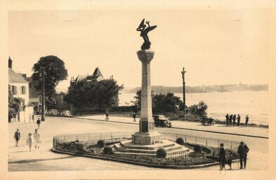 Cartolis Dinard (Ille-et-Vilaine) - Monument aux Morts de 1914-1918 et vue sur Saint-M ...