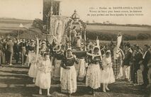 Cartolis Plonévez-Porzay (Finistère) - Vetues de leurs plus beaux atours, les femmes du p ...
