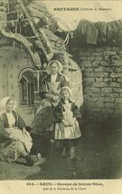 Cartolis Baud (Morbihan) - Groupe de jeunes filles, près de la Fontaine de l ...
