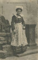 Cartolis Pont-Aven (Finistère) - Jeune fille de Pont-Aven sortant de la messe