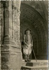 Cartolis Locronan (Finistère) - Porche de l'église et vieux breton en costume Gla ...