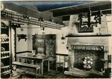 Cartolis Aucune (Finistère) - Intérieur breton avec lit clos et vaisselier.