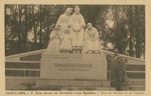 Cartolis Pont-l'Abbé (Finistère) - F. Bazin devant son Monuement "Aux Bigoudens& ...
