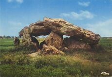 Cartolis Neuville-de-Poitou (Vienne) - Le dolmen de la Pierre Levée